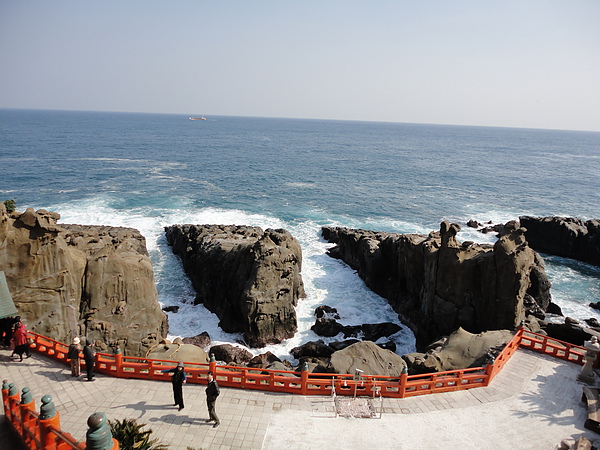 鵜戶神宮位在宮崎縣日向市的東海岸，從神宮可以眺望整個太平洋海岸線的奇岩怪石