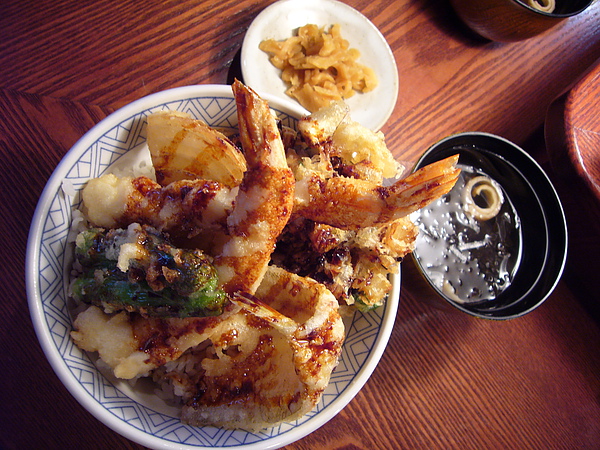 滿是海鮮和蔬菜的天婦羅丼