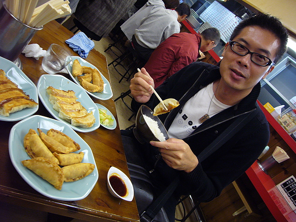 日本人的餃子是配飯吃的，雖然覺得有點怪，不過入境就得隨俗，我們也點了一碗飯準備配餃子