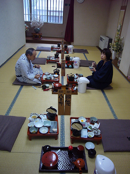 這天起個大早到「松本旅館」二樓餐廳享用早餐