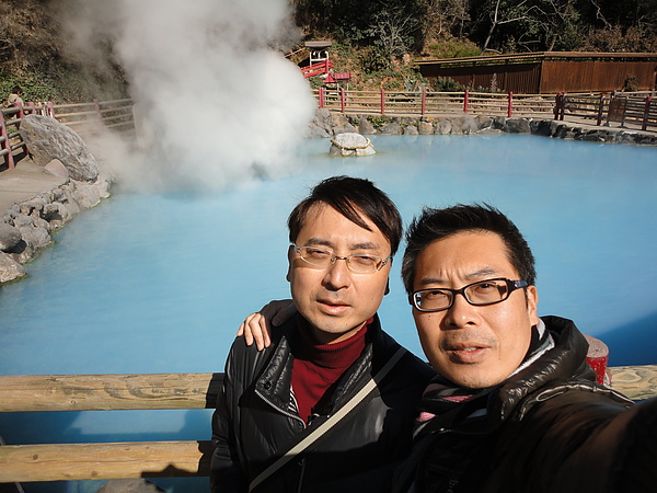 我們造訪的當日池水顏色和海地獄類似，呈現漂亮的青藍色