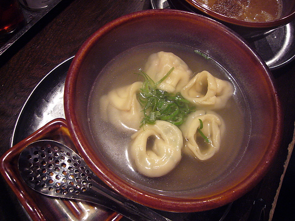 餓壞的我們還點了一份水餃湯，不過我覺得還是「宇都宮みんみん」的水餃比較好吃