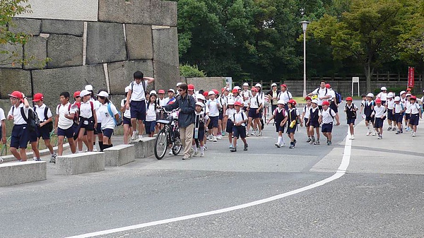 日本秋季旅遊的小學生.JPG