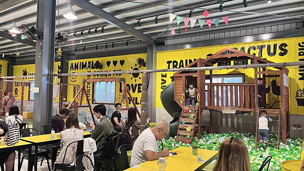 【宜蘭景點】礁溪網美必朝聖新景點|近距離餵食可愛動物|荒野沙