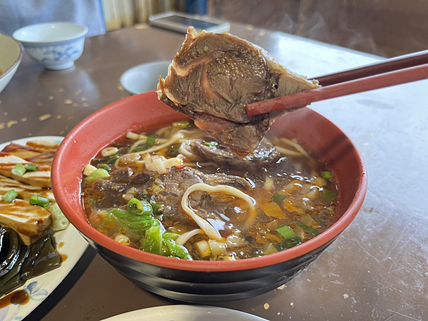 【台東美食】台東成功隱藏版賞海祕境|海灣牛肉麵必點手工蔥花餅