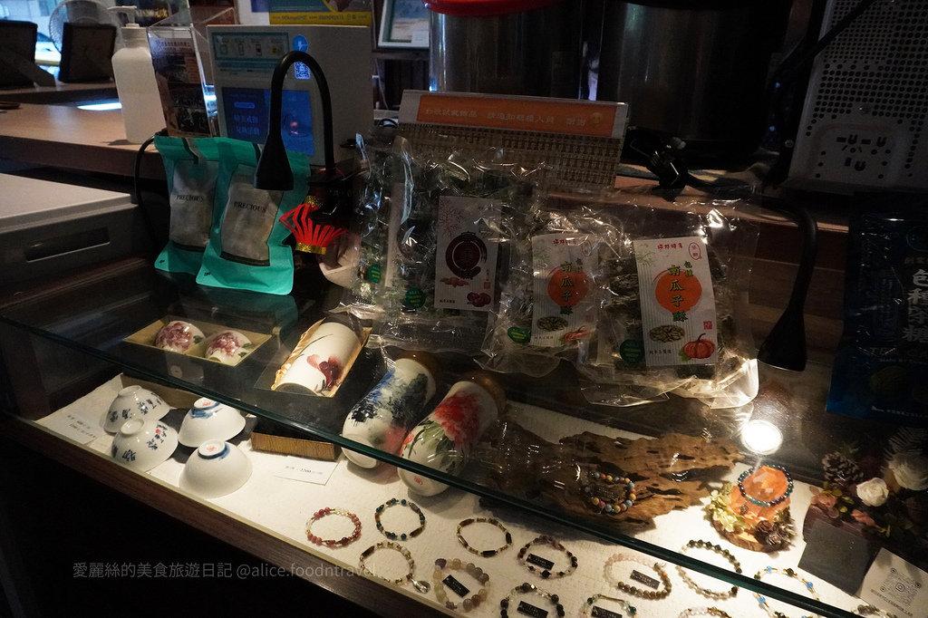 台中北區美食｜網路爆紅！鄰近科博館可以算命的泡沫茶館，餐點好