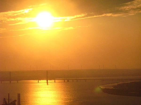 銚子港塔夕陽及利根川及銚子大橋 (4).JPG