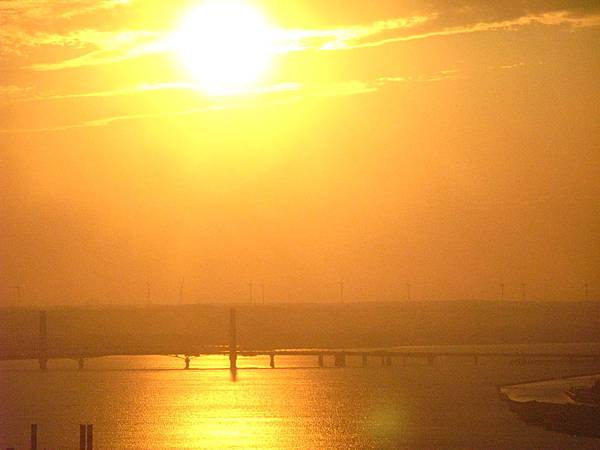 銚子港塔夕陽及利根川及銚子大橋 (5).JPG