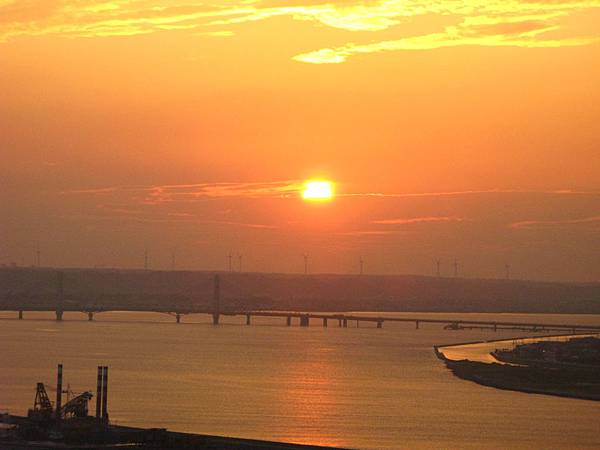 銚子港塔夕陽及利根川及銚子大橋 (14).JPG