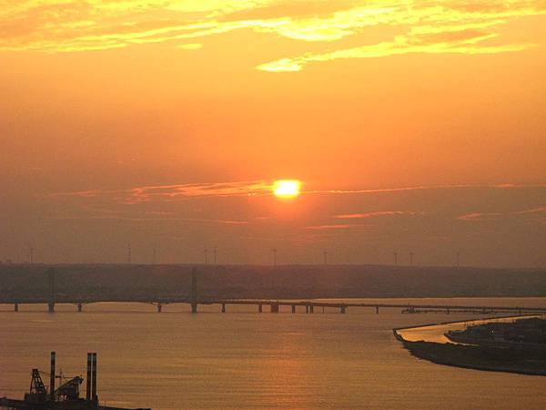 銚子港塔夕陽及利根川及銚子大橋 (16).JPG