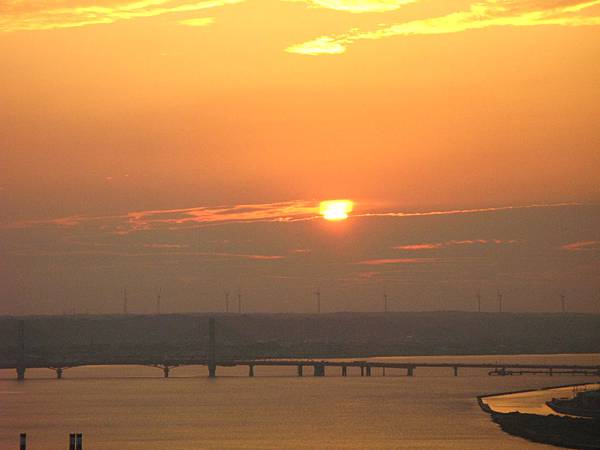 銚子港塔夕陽及利根川及銚子大橋 (18).JPG