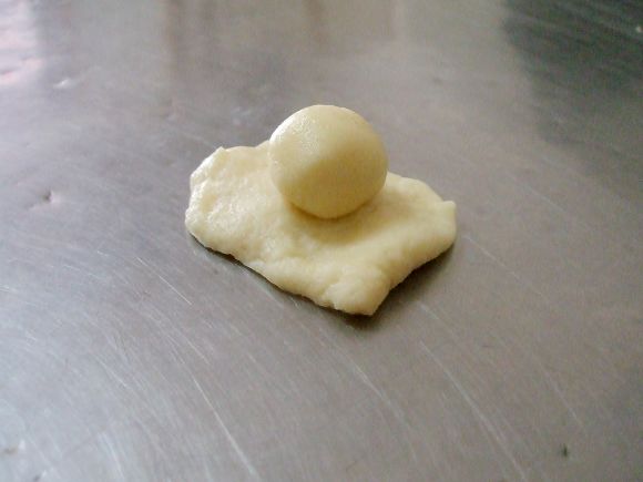 <牛舌餅>水油皮將內餡包起來