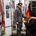 柏林圍牆邊的街頭藝術家，和他合照一次要1歐元