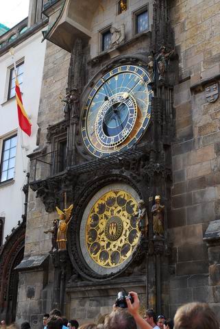 布拉格市政廳旁的天文鐘（吸引很多觀光客駐足）.jpg