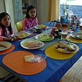 我和妹妹在Bruno叔叔家享用Claudia阿姨準備的豐盛早餐1.jpg