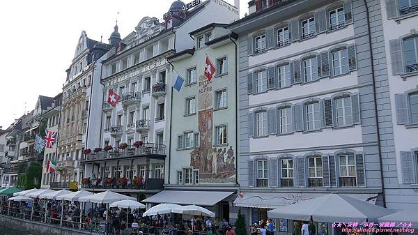  『德瑞蜜月』【Honeymoon】❤瑞士 漫步盧森湖畔(Lucern)坎貝爾橋（Kapellbrucke）、獅子紀念碑 (15).jpg