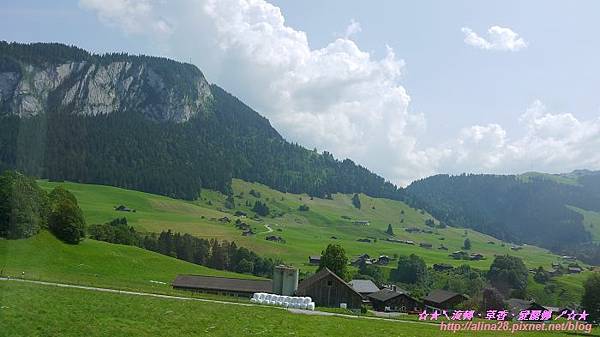  『德瑞蜜月』【Honeymoon】❤瑞士 搭乘黃金列車在茵特拉根(Interlaken)散步 (7).jpg