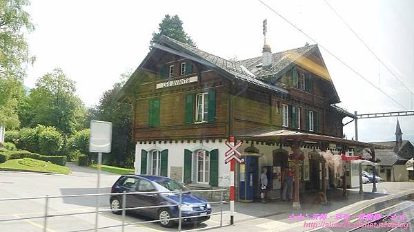  『德瑞蜜月』【Honeymoon】❤瑞士 搭乘黃金列車在茵特拉根(Interlaken)散步 (19).jpg