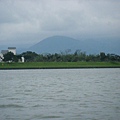 我們從傳藝館搭小船渡過冬山河準備到親水公園。