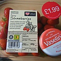 便宜的草莓跟聽說很滋潤好用的凡士林護唇膏。