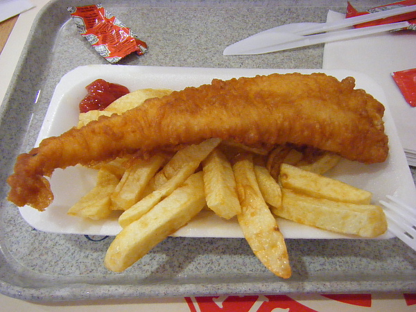 英國特產：fish & chips！(魚外面裹的炸粉好像油條＠＠)