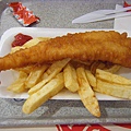 英國特產：fish & chips！(魚外面裹的炸粉好像油條＠＠)