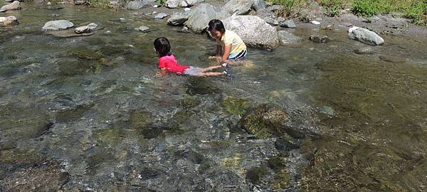 花東小孩戲水