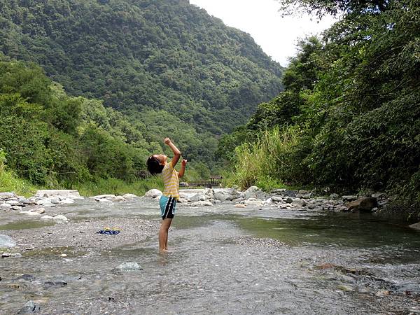 小孩山水裡向陽 小孩山水裡向陽