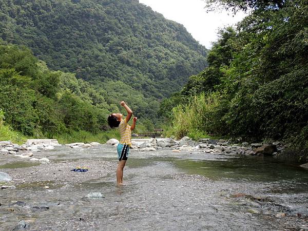 小孩山水裡向陽