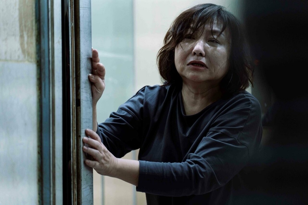 《地獄里長》鄭怡不計形象在劇中披頭散髮逃命狂奔_風起娛樂提供.jpg
