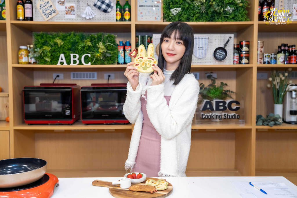 1_郭雪芙為《光開門就很忙了》學做甜點。圖／TVBS提供.jpg