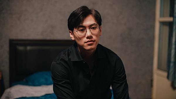 《關於未知的我們》邱宇辰首次挑戰演出 BL 劇,角色充滿暗黑悲傷超虐心。(圖/結果娛樂提供).jpg 《關於未知的我們》邱宇辰首次挑戰演出 BL 劇,角色充滿暗黑悲傷超虐心。(圖/結果娛樂提供).jpg