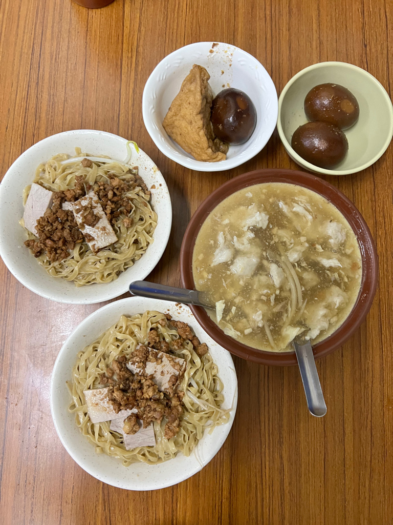 高雄美食,三民美食,三民區美食,阿萬意麵,意麵,滷貢丸,滷油豆腐,肉羹湯,滷蛋