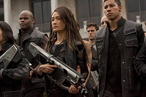 still-of-maggie-q-and-keiynan-lonsdale-in-insurgent-(2015)-large-picture.jpg