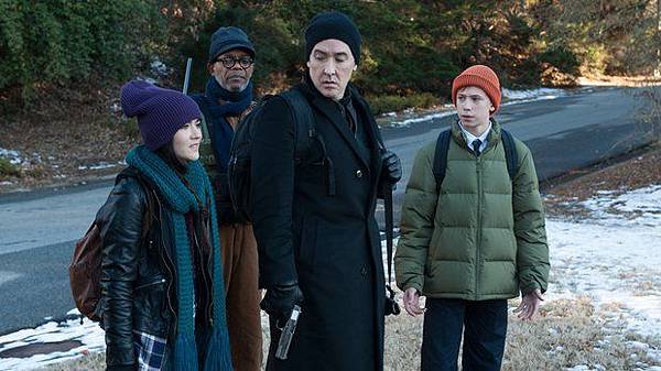 cell-movie-review-2016-john-cusack-samuel-l-jackson-stephen-king-adaptation.jpg