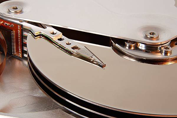 Seagate_ST33232A_hard_disk_head_and_platters_detail.jpg