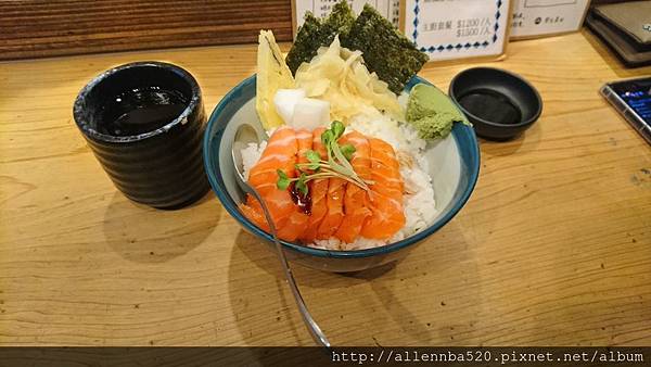 野台築地 | 迪化街日本料理店 | 鮭魚丼 薑 哇沙米 海苔 醬油 醃蘿蔔