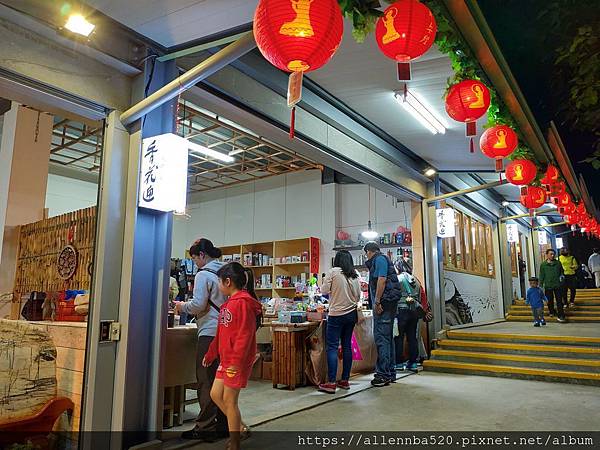 高雄佛光山燈會_山上的固定店家 (鹽酥雞都是素食的)