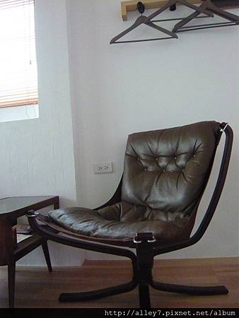 坐起來很舒服的北歐二手造型真皮椅