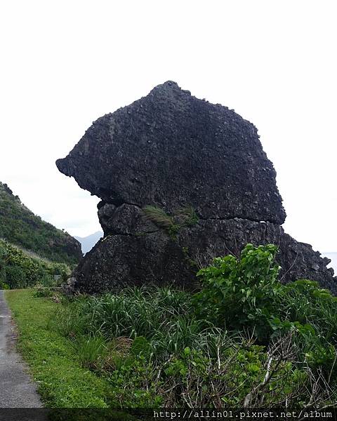 蘭嶼-鋼盔岩.jpg