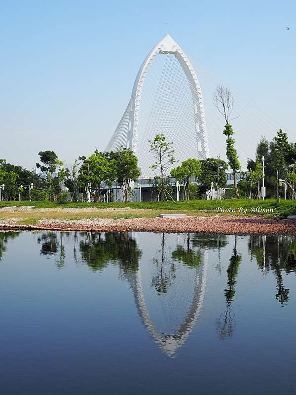 宜蘭有抹茶山 我們也有抹茶湖喔 台中水湳中央公園抹茶湖 科湳琴橋的倒影 美呆了 微風輕拂 痞客邦