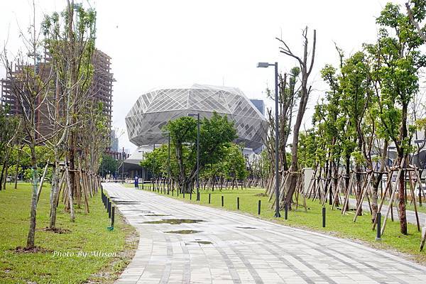 －＞2020北市最美地標－「台北流行音樂中心」宛如科幻太空船