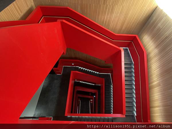 －＞台南永康總圖令人驚艷，圖書館裡竟然藏著超炫的大紅樓梯？錯