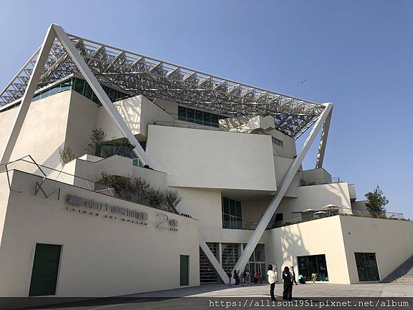 －＞漂亮又空靈的建築 --- 台南美術館二館