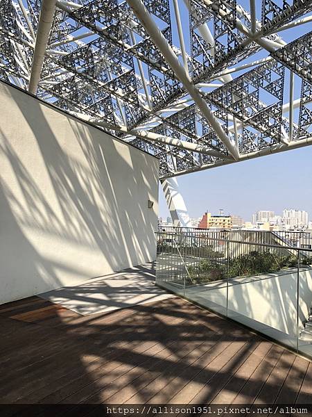 －＞漂亮又空靈的建築 --- 台南美術館二館