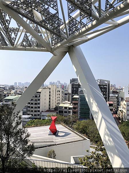 －＞漂亮又空靈的建築 --- 台南美術館二館