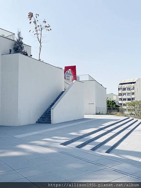 －＞漂亮又空靈的建築 --- 台南美術館二館