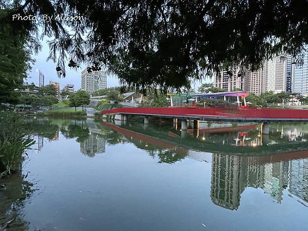 －＞攝影客最愛的湖畔倒影：【台中】秋紅谷景觀生態公園