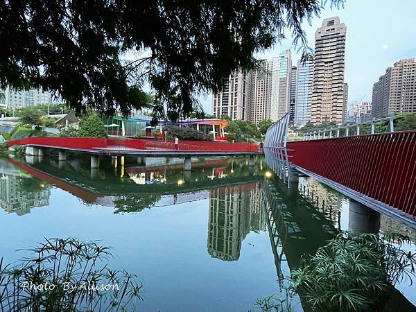 －＞攝影客最愛的湖畔倒影：【台中】秋紅谷景觀生態公園