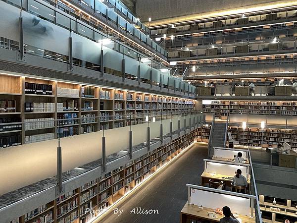 －＞政治大學達賢圖書館 －全台最美圖書館之一 + 湖畔景觀 